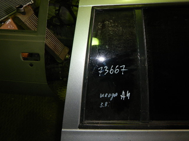 Стекло двери задней правой (форточка)