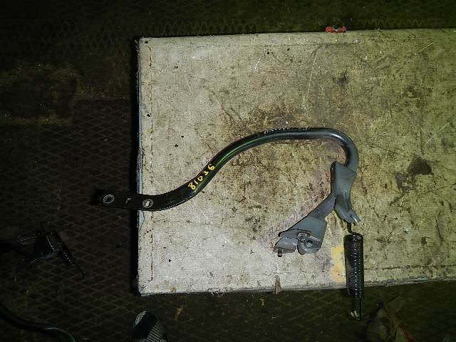 Петля крышки багажника