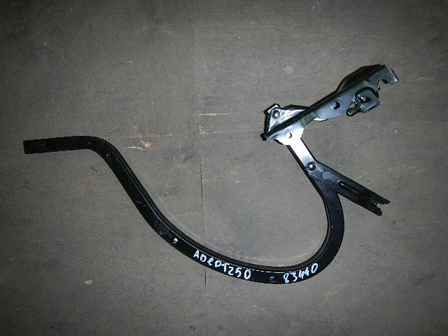 Петля крышки багажника