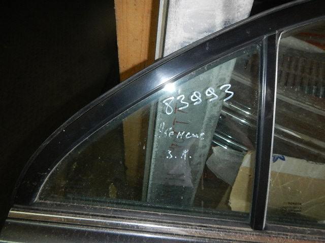 Стекло двери задней правой (форточка)
