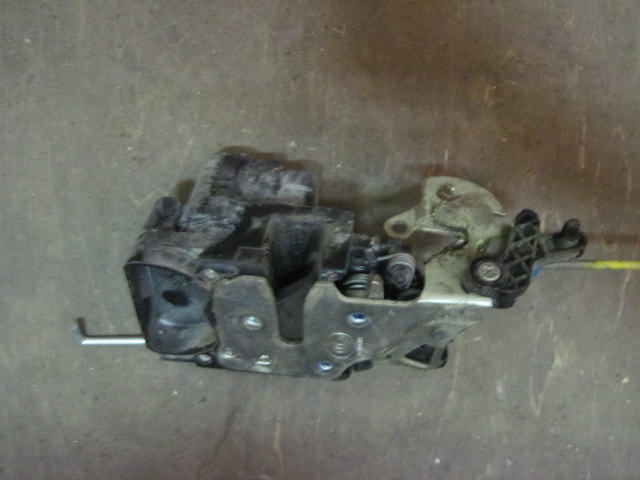 Замок двери задней левой