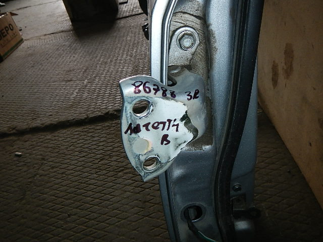 Петля двери задней правой верхняя