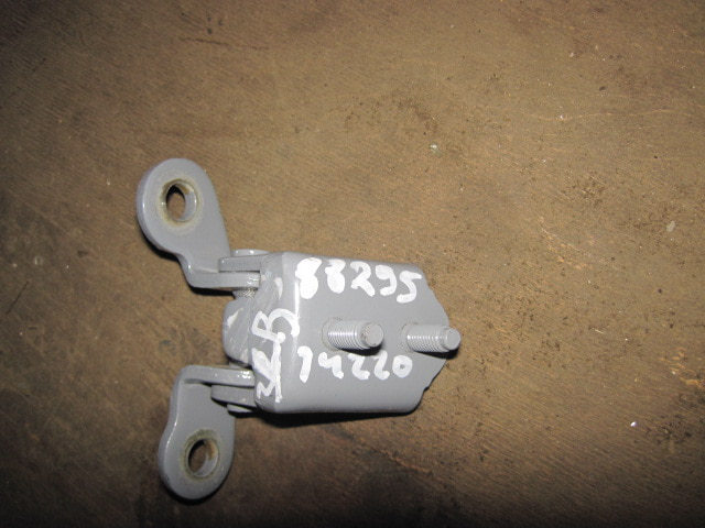 Петля двери задней левой верхняя