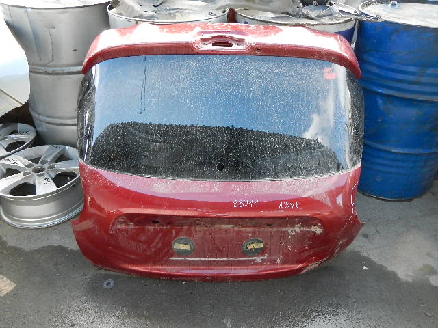 Дверь багажника