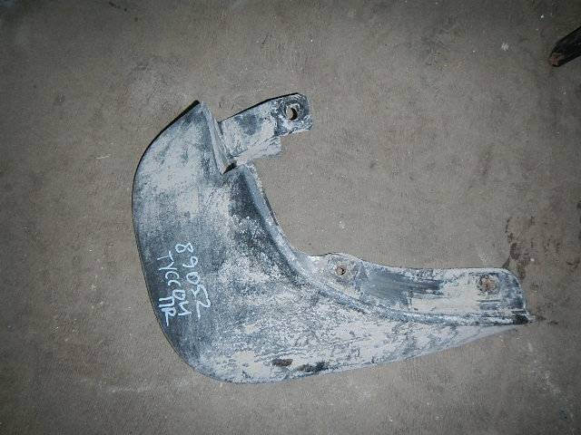 Брызговик передний правый