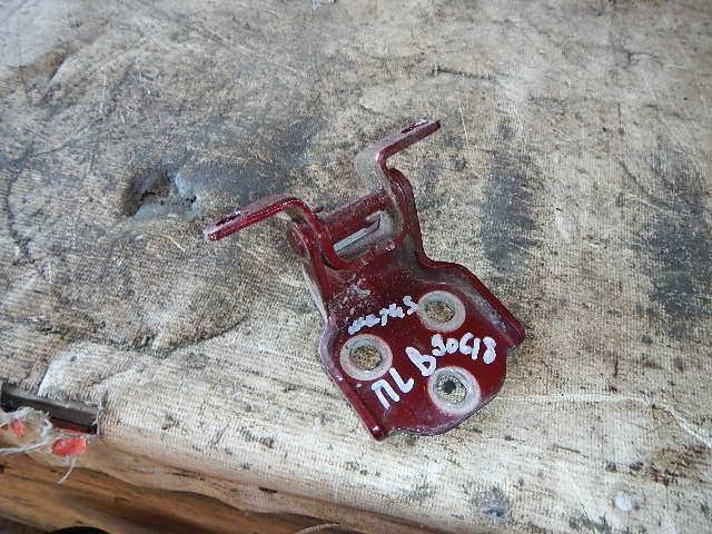 Петля двери передней левой верхняя