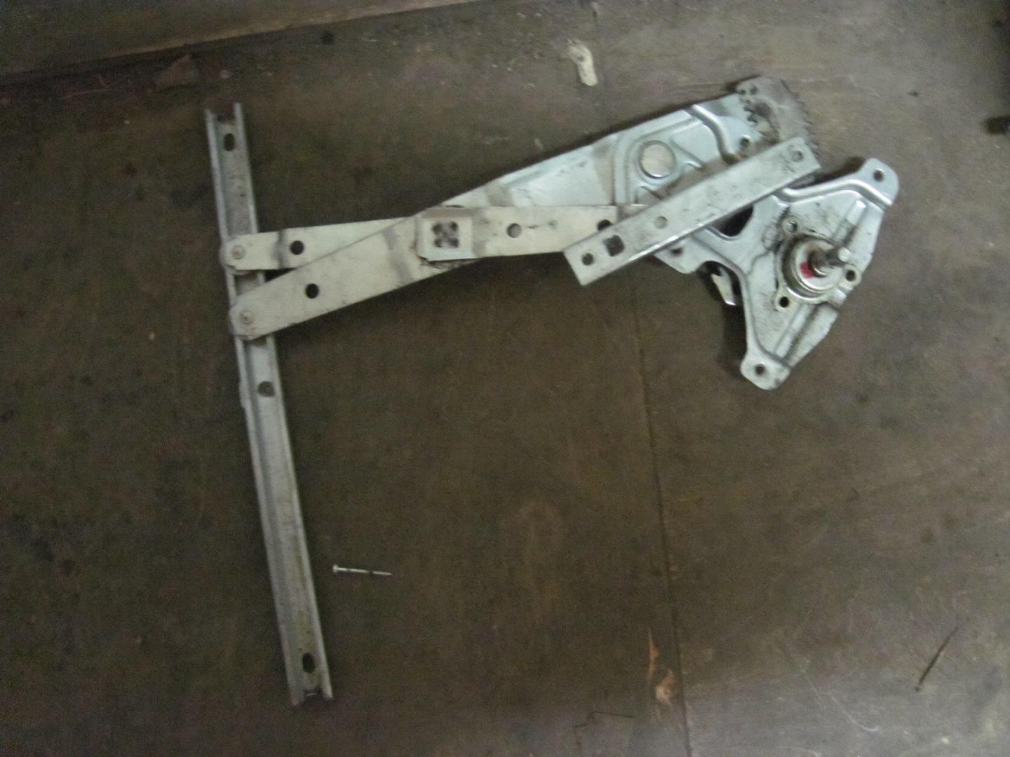 Стеклоподъемник механ. задний левый