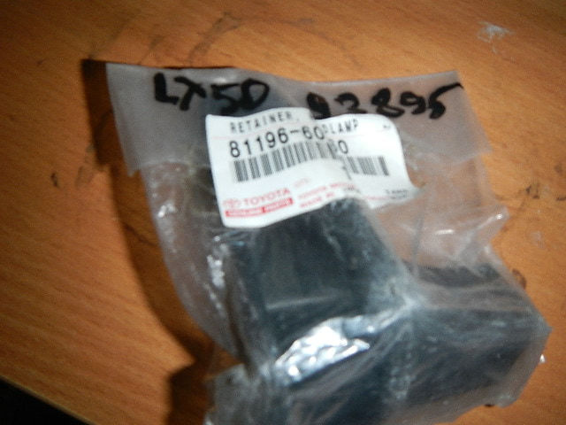 Кронштейн фар левый