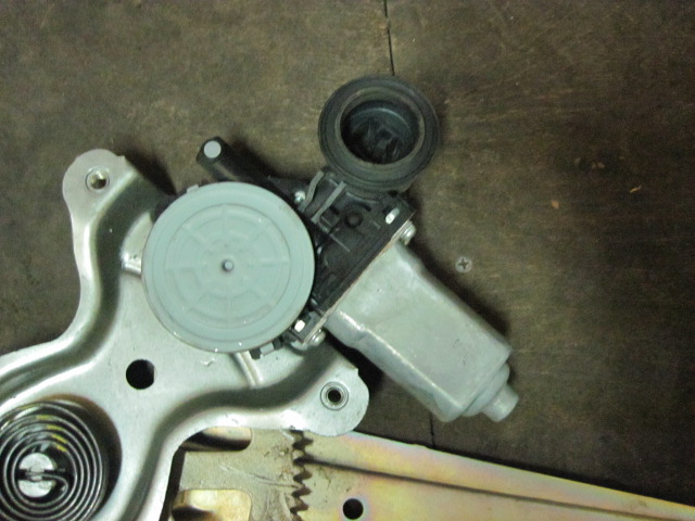 Стеклоподъемник электр. задний левый