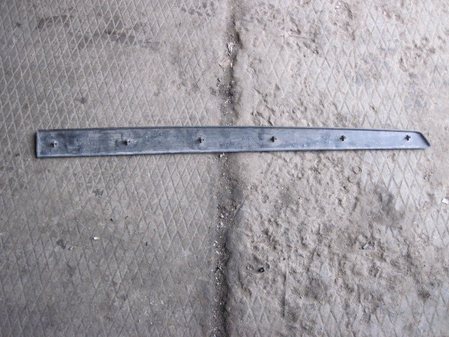 Молдинг передней левой двери