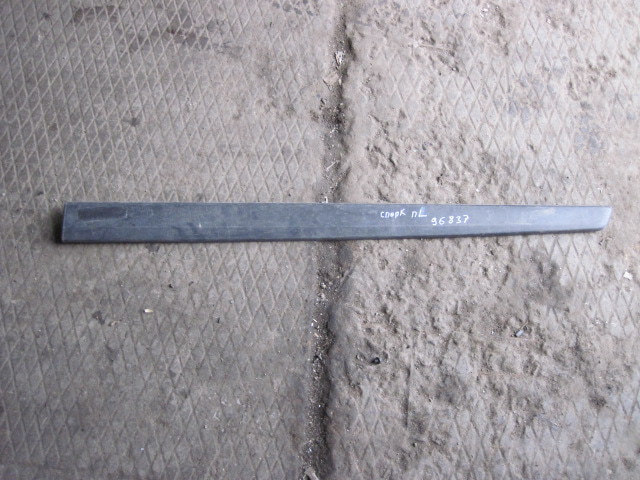 Молдинг передней левой двери