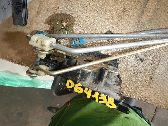 Замок двери передней левой