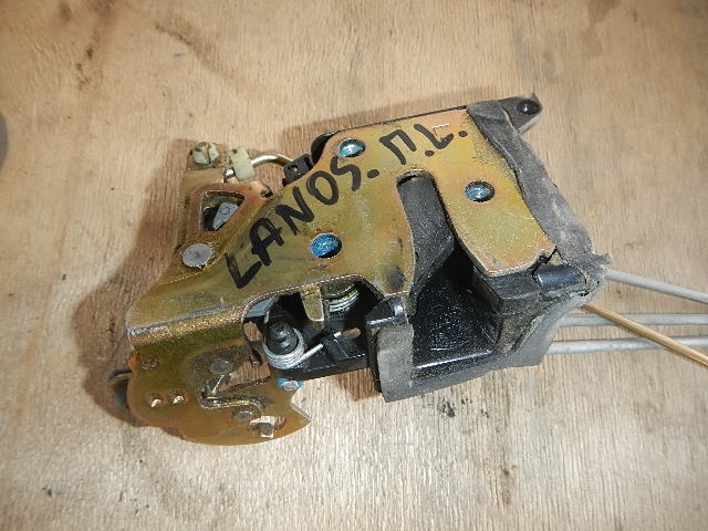 Замок двери передней левой