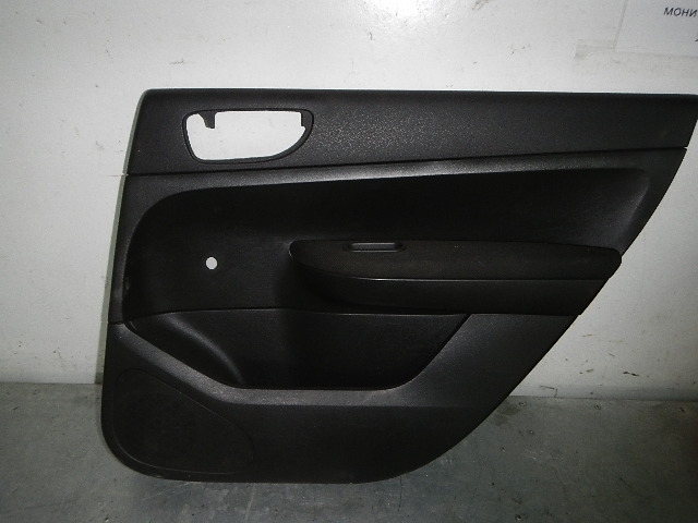 Обшивка двери задней правой