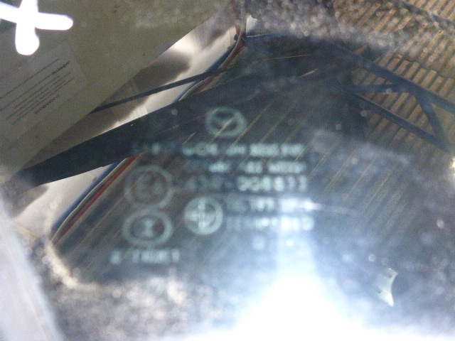 Стекло двери задней правой (форточка)