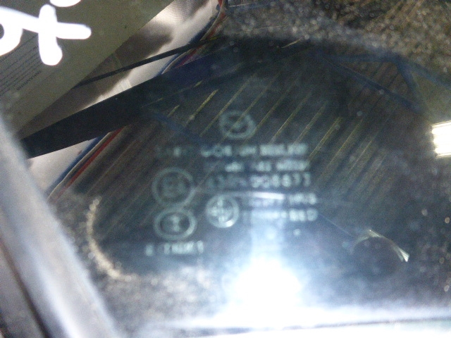 Стекло двери задней правой (форточка)