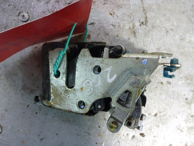 Замок двери передней левой