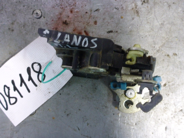 Замок двери передней левой