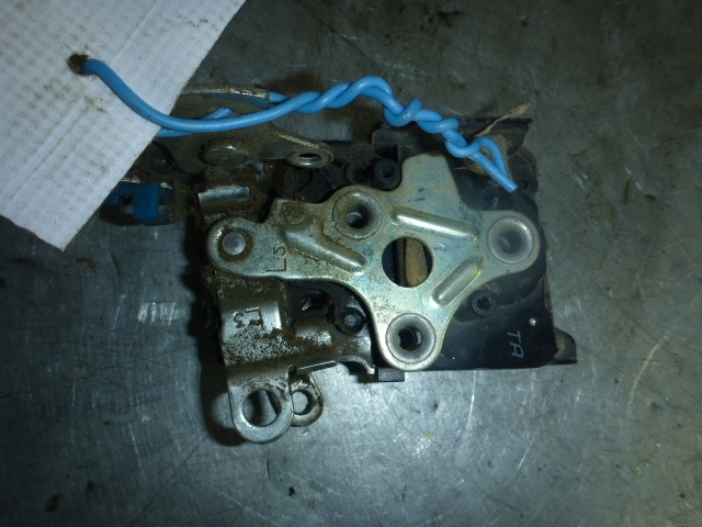 Замок двери передней левой