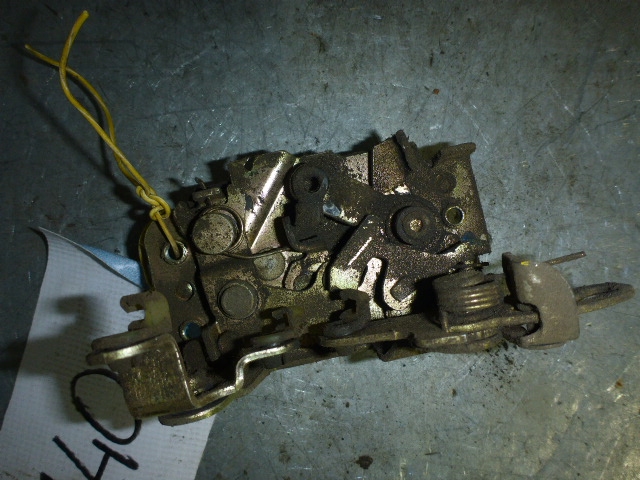 Замок двери задней левой