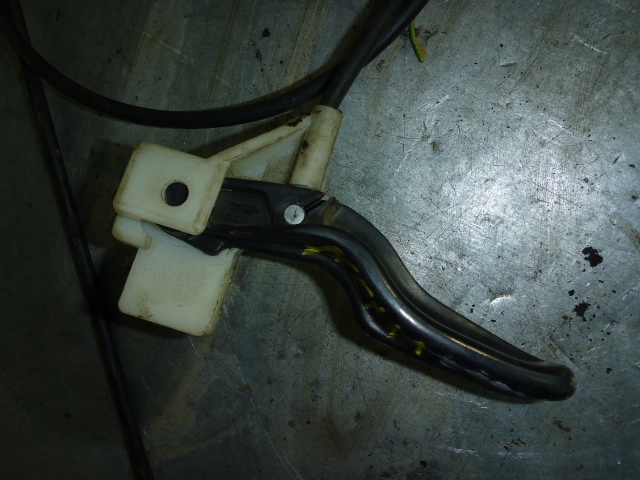 Трос открывания капота