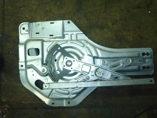 Стеклоподъемник электр. задний левый