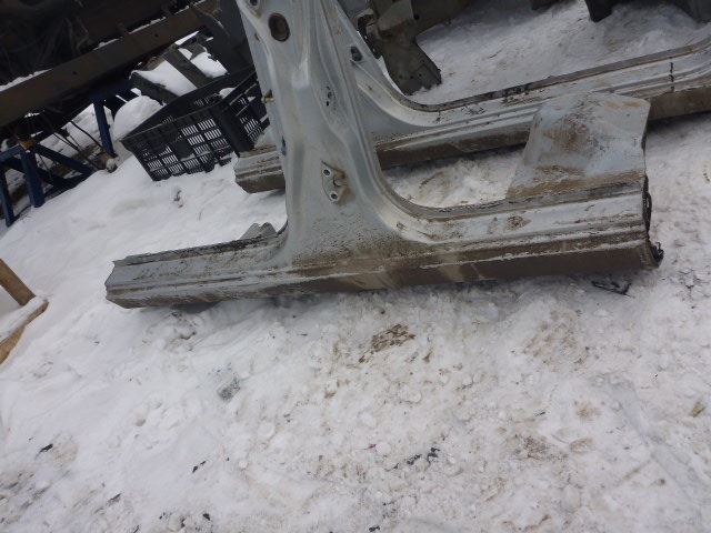 Порог со стойкой левый