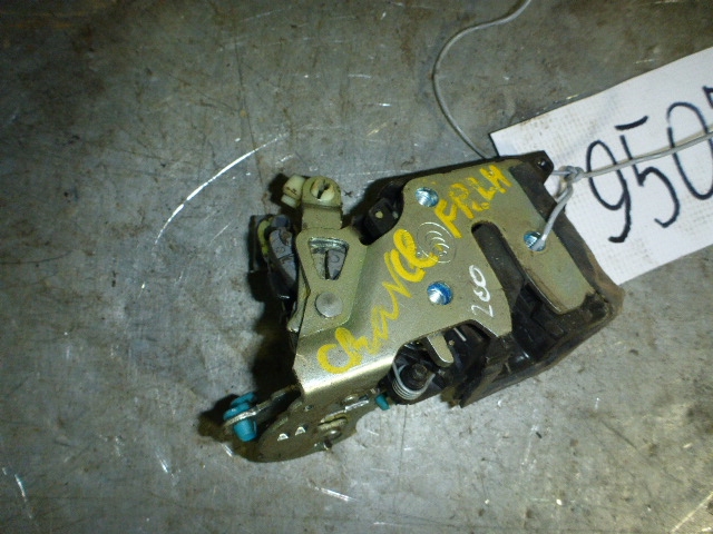 Замок двери передней левой