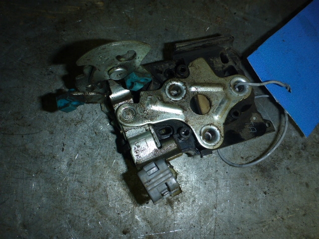 Замок двери передней левой