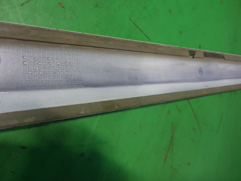 Накладка двери передней правой