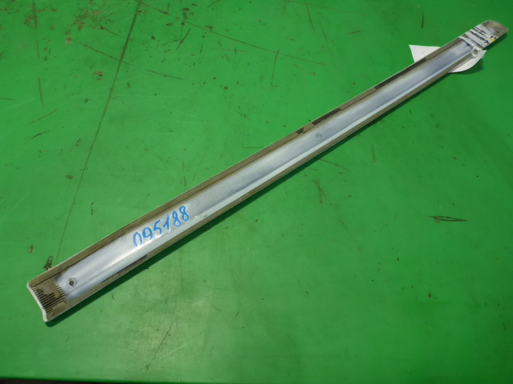 Накладка двери передней правой