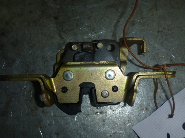 Замок спинки сиденья