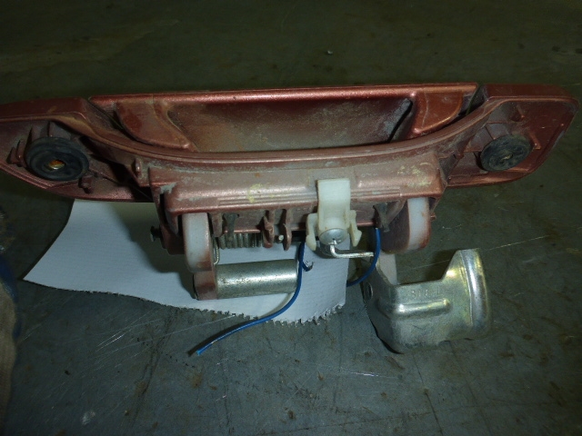 Ручка двери передней наружная левая