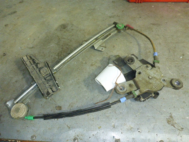 Стеклоподъемник электр. задний левый