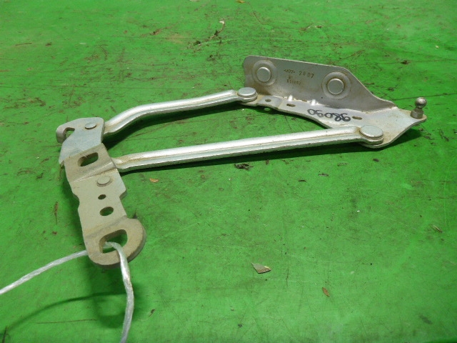 Петля крышки багажника