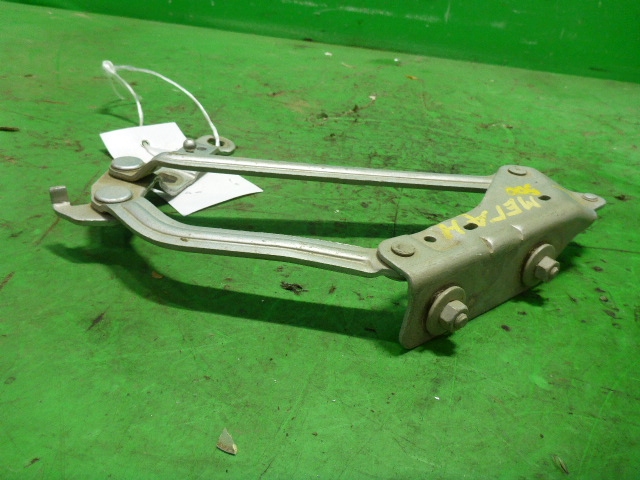 Петля крышки багажника