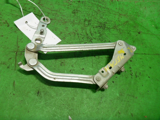 Петля крышки багажника