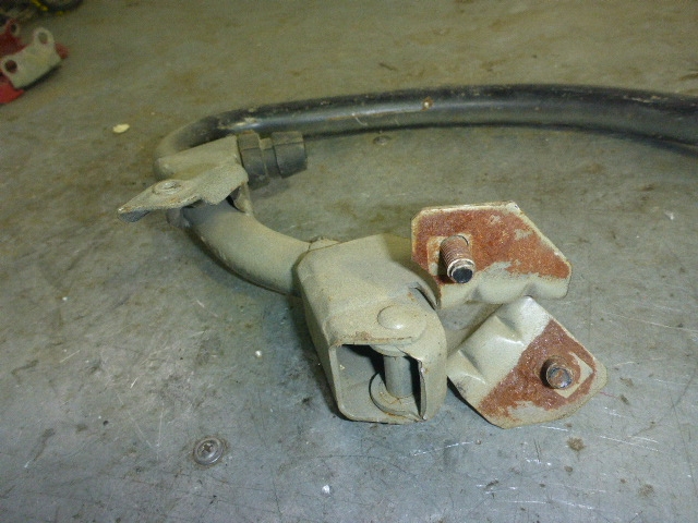 Петля крышки багажника