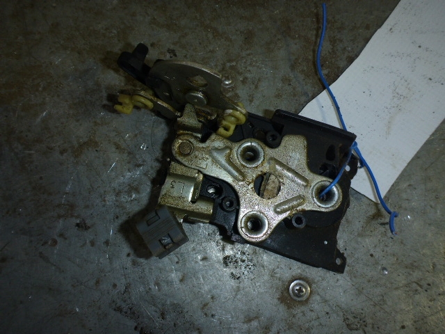 Замок двери задней левой