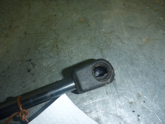 Амортизатор двери багажника