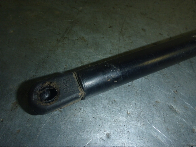 Амортизатор двери багажника