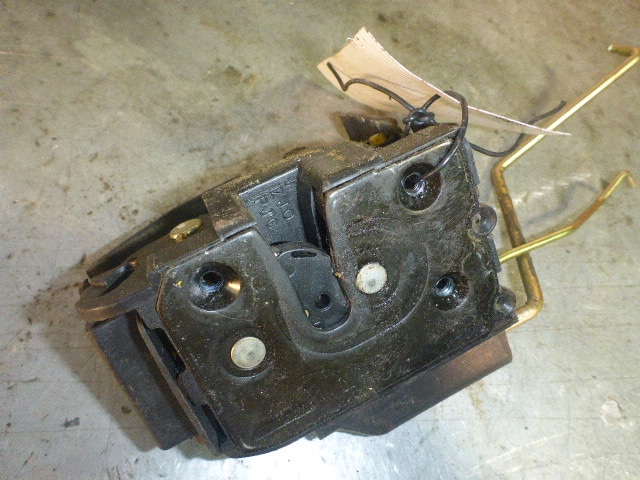 Замок двери передней правой