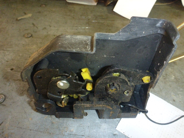 Замок двери передней правой