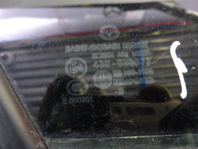 Стекло двери задней правой (форточка)
