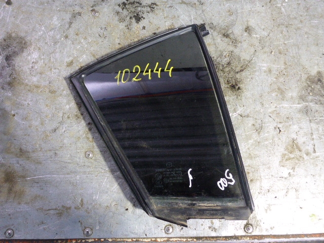 Стекло двери задней правой (форточка)