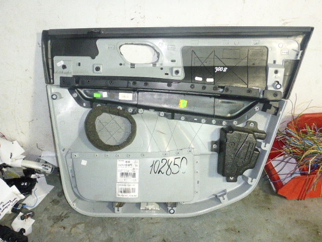 Обшивка двери передней левой