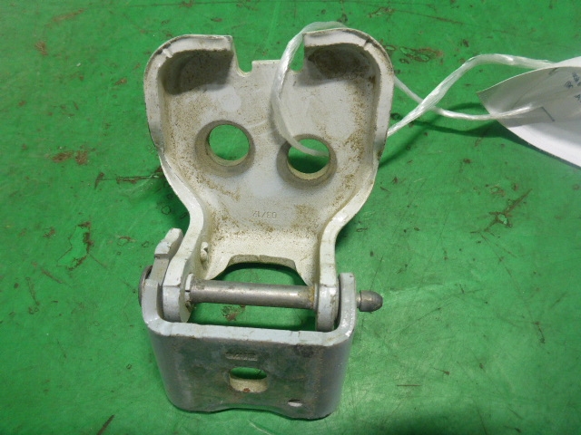 Петля двери задней левой верхняя