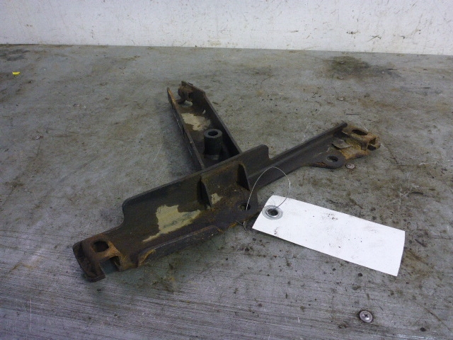 Кронштейн усилителя переднего бампера левый