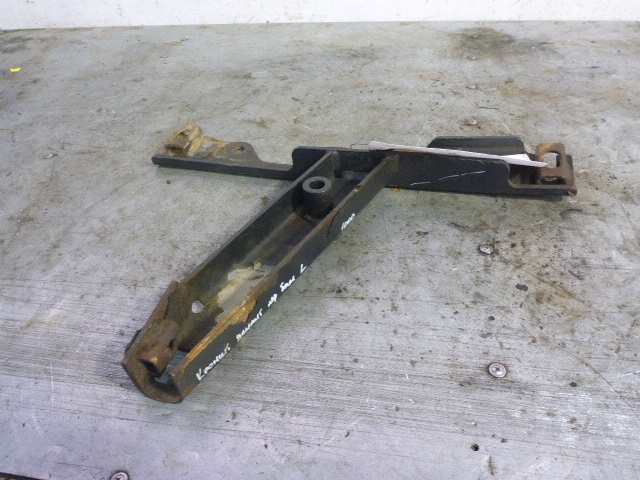 Кронштейн усилителя переднего бампера левый