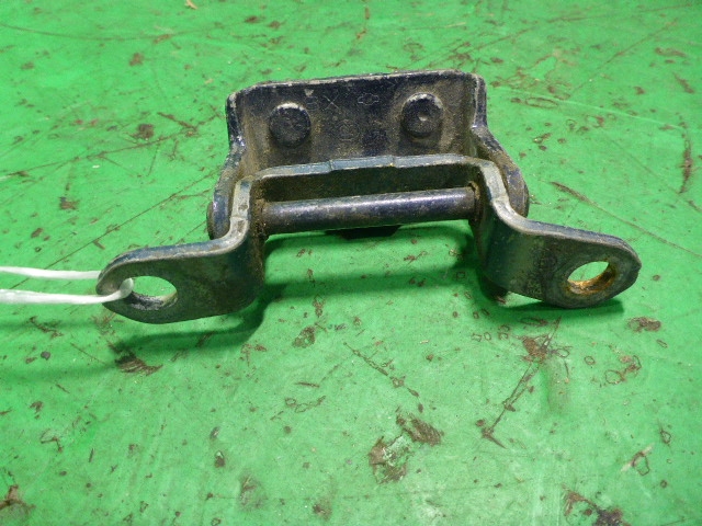 Петля двери задней левой верхняя